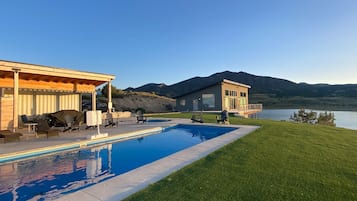 Piscina all'aperto, una piscina riscaldata