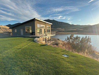 Lakefront Reunion House • Pool • Dock • Hot Tub • Firepit •Game Room• Sleeps 26