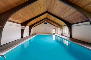 Una piscina techada, una piscina climatizada
