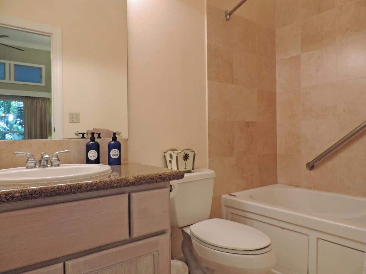 Une salle de bain avec un lavabo, des toilettes et une baignoire.