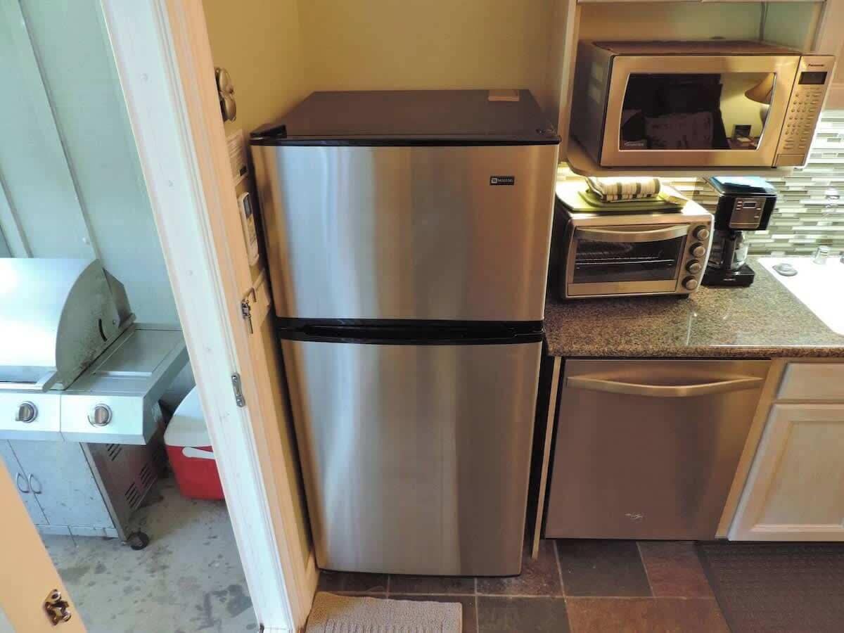 Cafetera y tetera, refrigerador, microondas y lavavajillas 