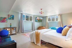 7 bedrooms, iron/ironing board, travel cot, free WiFi - Mid-Century Escape w/ Hot Tub & Arcade Fun (Westminster)