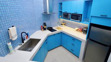 Fridge, microwave, stovetop, coffee/tea maker