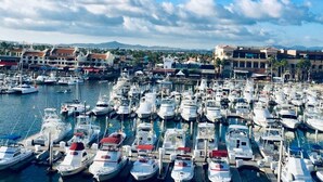 Un puerto deportivo con varios barcos amarrados a muelles.