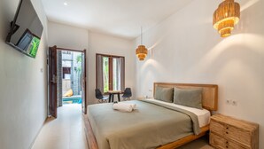 Quarto moderno com cama grande, mesas de cabeceira, televisão na parede e vista para o exterior.