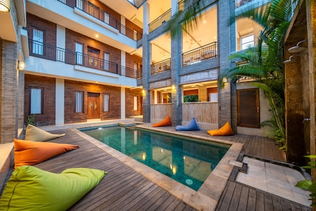 Una piscina al aire libre