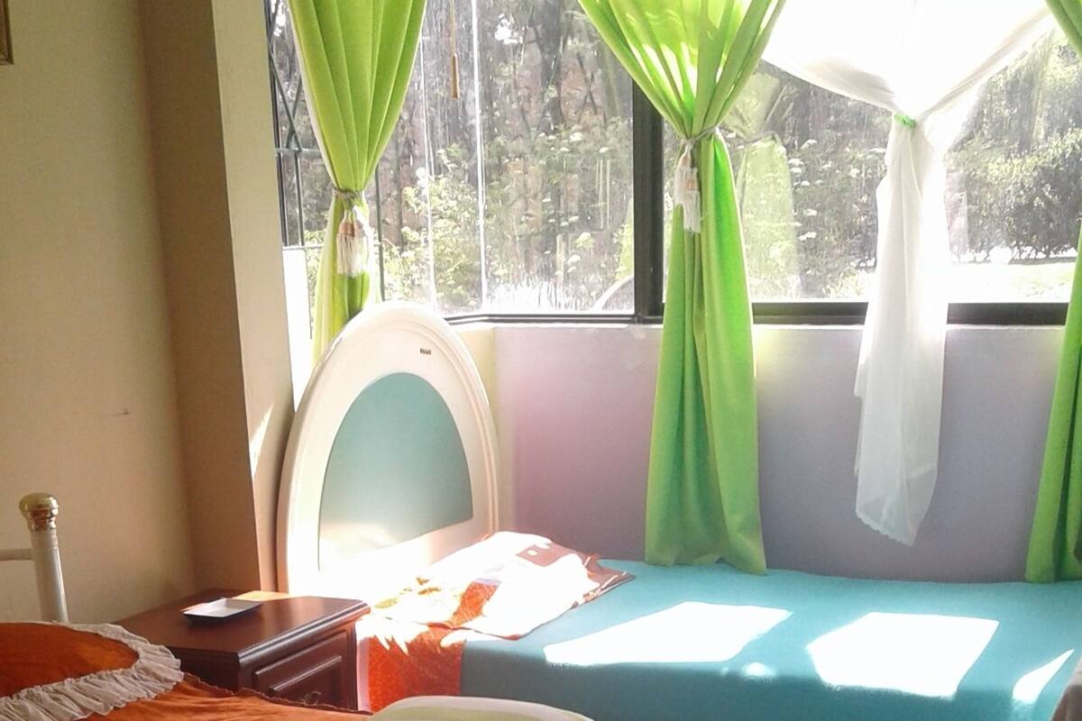 Dreibettzimmer, 1 Doppelbett, Nichtraucher, Gartenblick | Daunenbettdecken, Pillowtop-Betten, Verdunkelungsvorhänge