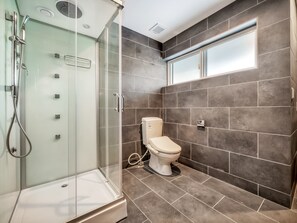 Shower, towels - Apartments Madarao (Myoko)