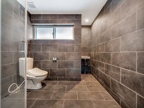 Een douche, handdoeken