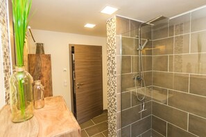 Appart'hôtel Luxe (Kolonial) | Salle de bain | Douche, sèche-cheveux, peignoirs, serviettes fournies