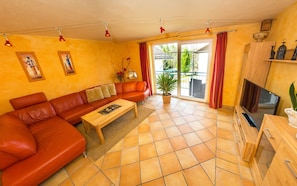 Condo de lujo (Mediterran) | Sala de estar | Televisión de pantalla plana de 50 pulgadas con canales vía satélite 