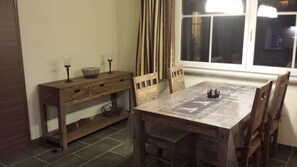 Luxe appartement (Kolonial) | Dineren in de kamer
