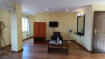 Family Room, Lake View | In-room safe, free WiFi, bed sheets