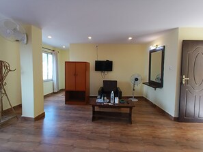 Camera familiare, vista lago | Una cassaforte in camera, Wi-Fi gratuito, lenzuola