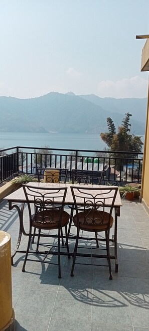 Quarto casal, vista para o lago | Vista da sacada