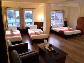 Cofres nos quartos, Wi-Fi de cortesia, roupa de cama