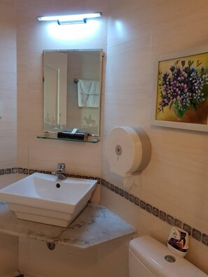 Chambre supérieure double | Salle de bain | Douche, articles de toilette (gratuits), pantoufles, serviettes fournies
