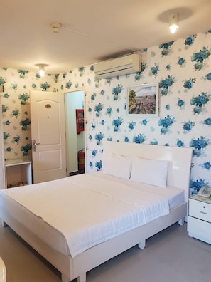 Quarto casal luxo | Frigobar, escrivaninha, cortinas blackout, Wi-Fi de cortesia