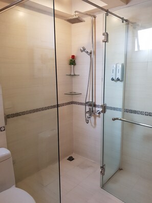 Quarto casal luxo | Banheiro | Chuveiro, produtos de toalete grátis, chinelos, toalhas de banho