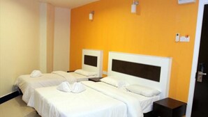 Deluxe Triple Room | In-room safe, desk, blackout drapes, iron/ironing board - Hotel Sahara Rawang (Rawang)