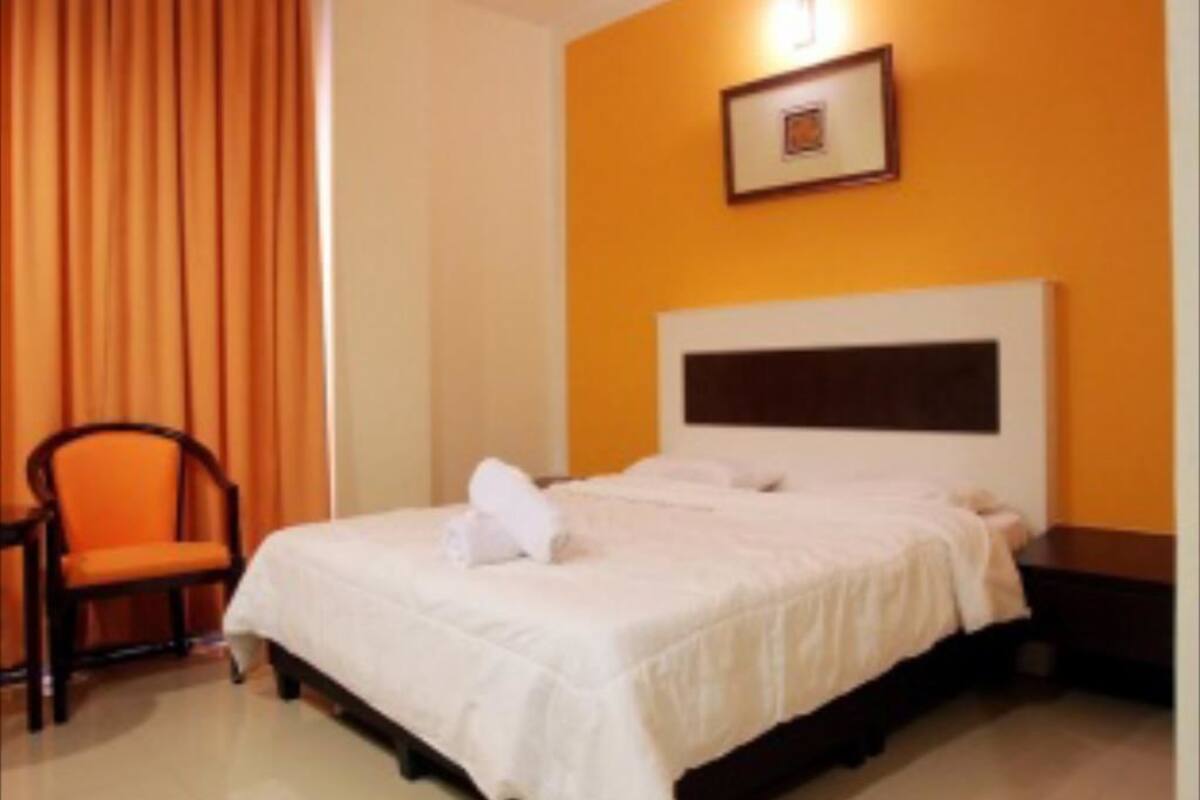 Deluxe Double Room | In-room safe, desk, blackout drapes, iron/ironing board