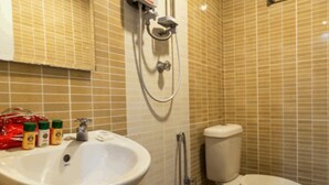 Shower, free toiletries, hair dryer, towels - Hotel Sahara Rawang (Rawang)