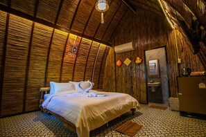 Douche, douche à « effet pluie », articles de toilette gratuits, bidet