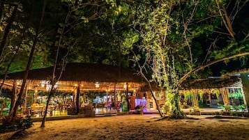 Façade de lâhĂ©bergement - soirĂ©e/nuit