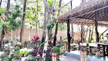 Frokost, lunsj og middag serveres, lokale retter