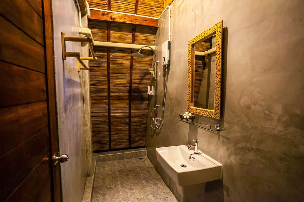 deluxe bungalow | bathroom | shower, rainfall showerhead, free toiletries, bidet