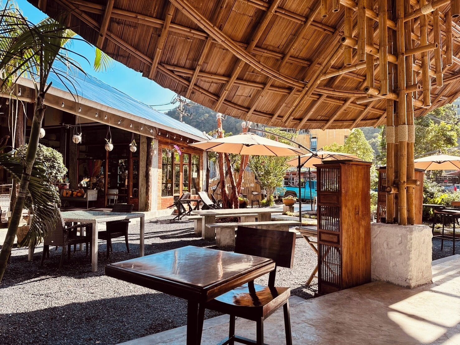 Se sirven desayunos, almuerzos y cenas; cocina local