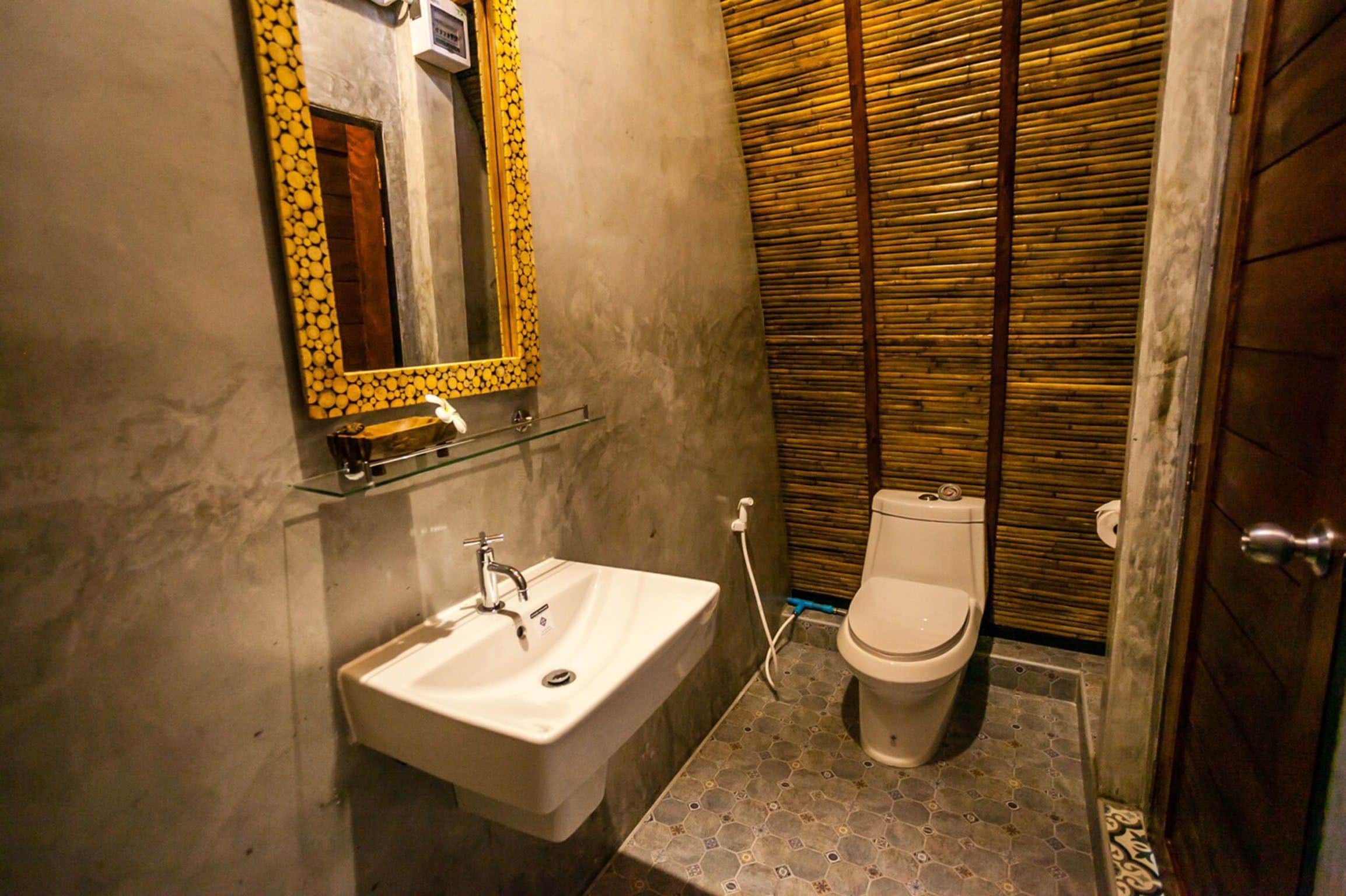 shower, rainfall showerhead, free toiletries, bidet