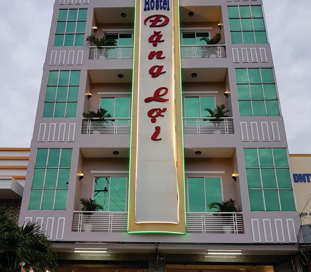 Een hotel met een verticaal bord waarop 