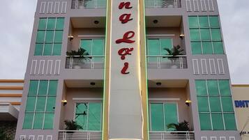 Een hotel met een verticaal bord waarop