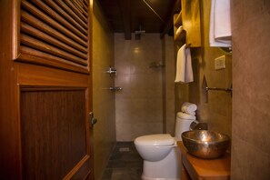 Douche, articles de toilette gratuits, sèche-cheveux