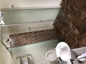 Habitació Deluxe, 1 llit doble, no fumadors, vistes a la piscina (5) | Bany | Dutxa i tovalloles 