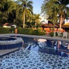 Kolam renang outdoor, dengan kursi berjemur