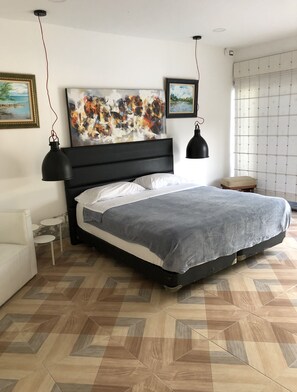 Suite, barrierefrei, Poolblick | Minibar, Verdunkelungsvorhänge, schallisolierte Zimmer, Bettwäsche