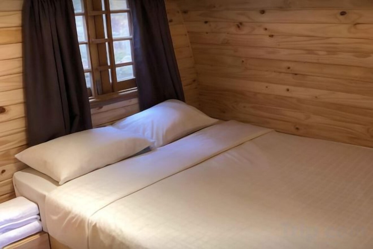 Free minibar items, desk, free WiFi, bed sheets