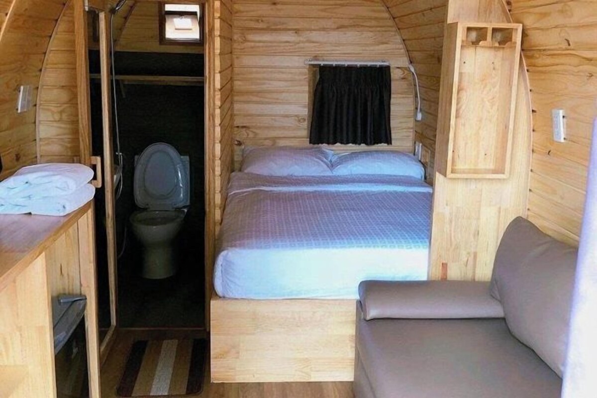 Free minibar items, desk, free WiFi, bed sheets