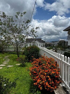 Artículos del minibar gratis, escritorio, wifi gratis y ropa de cama