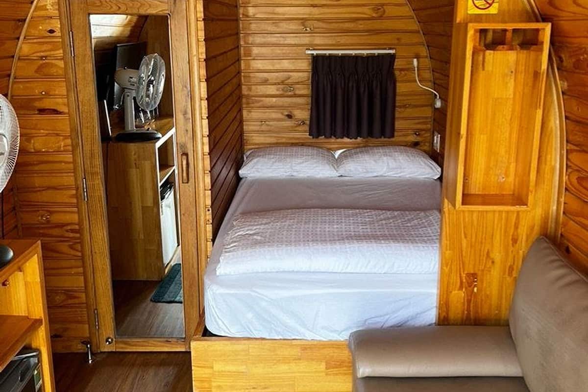 Camera doppia | Minibar (con alcuni snack e alcune bevande gratis), una scrivania