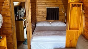 雙人房 | 迷你吧贈品、書桌、免費 Wi-Fi、床單