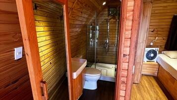 Ducha, artículos de tocador gratuitos, secador de pelo, pantuflas