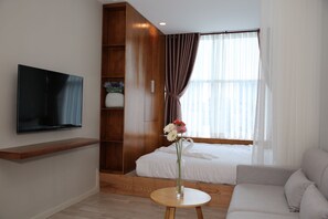 Desk, iron/ironing board, free WiFi, bed sheets - De La Casa Serviced Apartment (Ho Chi Minh City)