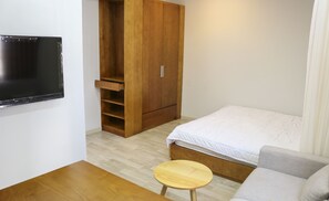 Superior-Studio | Schreibtisch, Bügeleisen/Bügelbrett, kostenloses WLAN, Bettwäsche