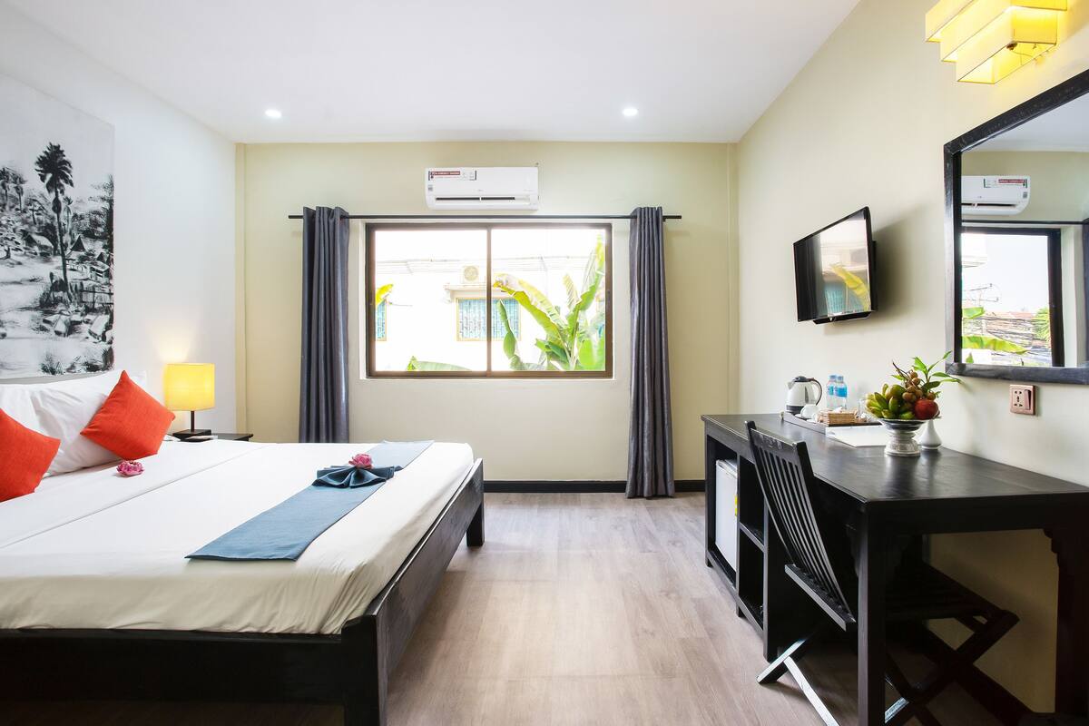 Superior tweepersoonskamer, 1 kingsize bed | Een kluis op de kamer, een bureau, verduisterende gordijnen