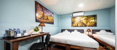 Familienzimmer (Deluxe) | Zimmersafe, Schreibtisch, Verdunkelungsvorhänge, Bügeleisen/Bügelbrett