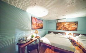 Quarto família (Deluxe) | Cofres nos quartos, escrivaninha, cortinas blackout