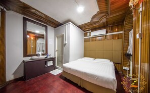 Quarto casal superior | Cofres nos quartos, escrivaninha, cortinas blackout